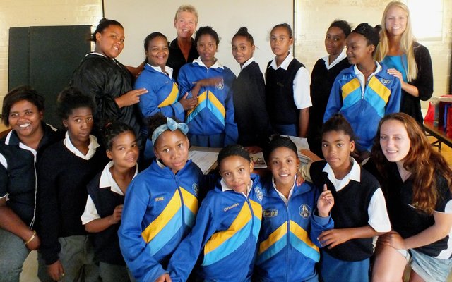  Die groep trotse dogters van Gansbaai Primêr wat hul “Female Empowerment” sertifikate ontvang het, met Mary Alexander-Scholz heel agter en haar twee assistente regs  